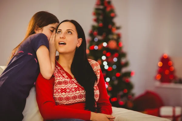 Annesi bir Noel sır söylemek kızı — Stok fotoğraf
