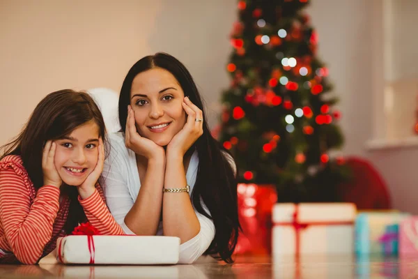 Festliche Mutter und Tochter lächeln in die Kamera — Stockfoto