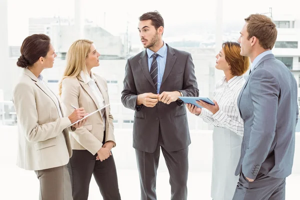 Kollegen in Besprechung im Büro — Stockfoto