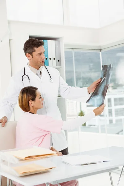 Doctors examining x-ray in medical office — Stock Photo, Image