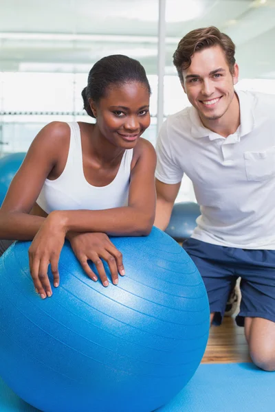 Personal trainer e cliente sorridente — Foto Stock