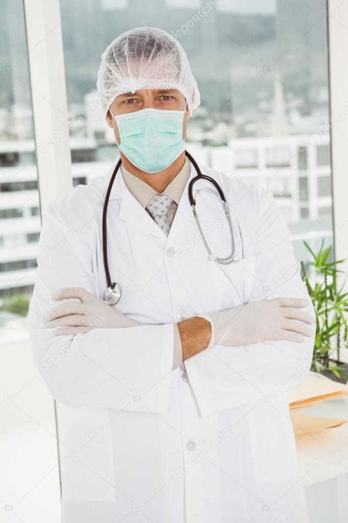 Surgeon wearing surgical cap and mask in hospital — Stock Photo