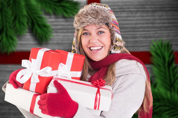 Glückliche Blondine in Winterkleidung mit Geschenken — Stockfoto
