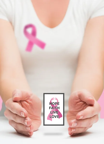 Kobieta, prezentując wiadomość świadomości raka piersi — Zdjęcie stockowe