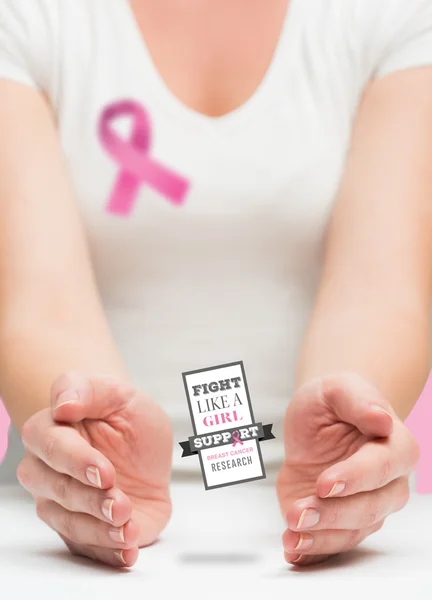 Kobieta, prezentując wiadomość świadomości raka piersi — Zdjęcie stockowe