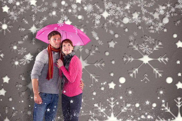 Para stojący pod parasolem — Zdjęcie stockowe