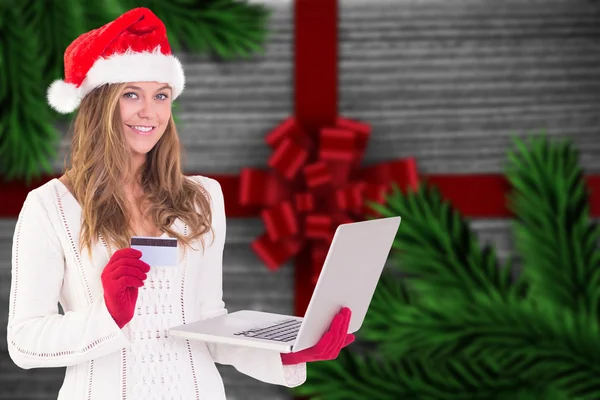 Zusammengesetztes Bild festlicher Blondinen beim Online-Shopping mit Laptop — Stockfoto