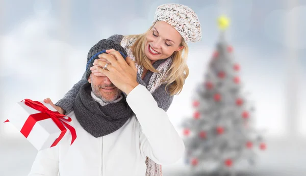 Happy winter couple with gift — Stock Photo, Image