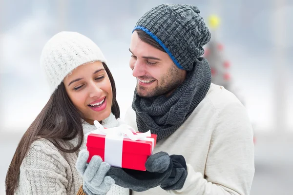 Pareja de invierno sosteniendo regalo — Foto de Stock