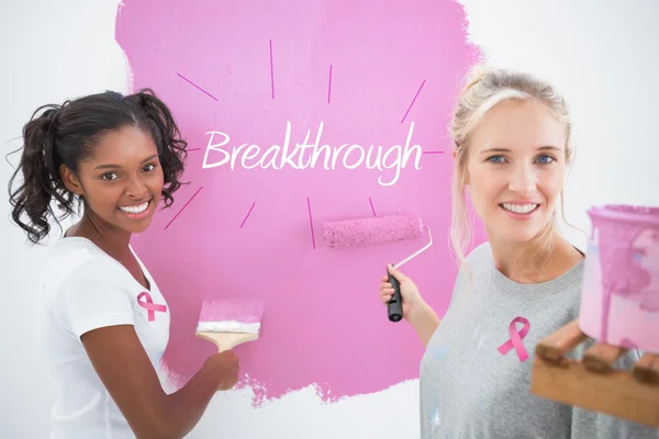 Složený obraz úsměvu spolubydlící malování zdi růžový — Stock fotografie