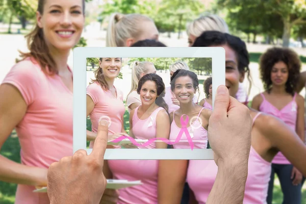 Zusammengesetztes Bild eines Tablet-PCs in der Hand — Stockfoto