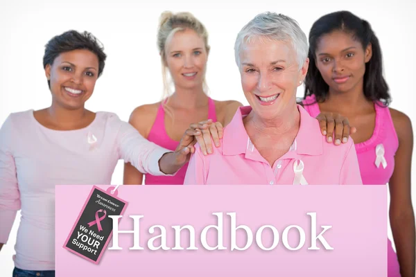 ピンクのトップスと乳がんを身に着けている女性の支援グループ — ストック写真