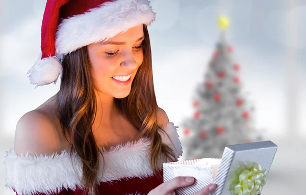 Zusammengesetzte Bild von hübschen Weihnachtsmädchen Eröffnungsgeschenk — Stockfoto