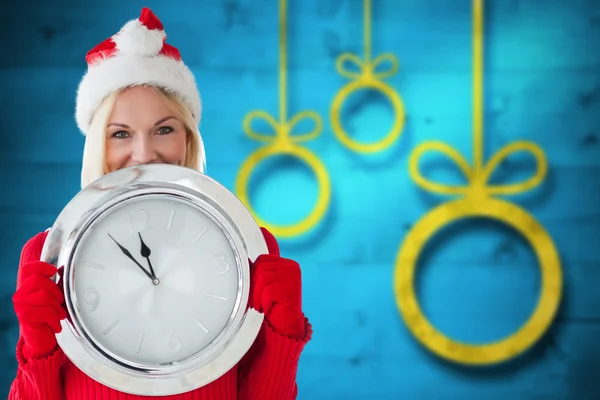 Imagen compuesta de la rubia festiva feliz con reloj — Foto de Stock