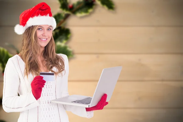 Feestelijke blonde online winkelen met laptop — Stockfoto