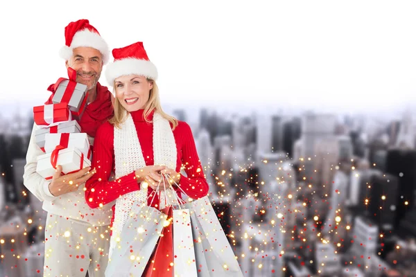 Feliz casal festivo com presentes e bolsas — Fotografia de Stock