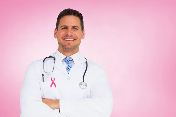 Imagen compuesta de un médico guapo con los brazos cruzados — Foto de Stock