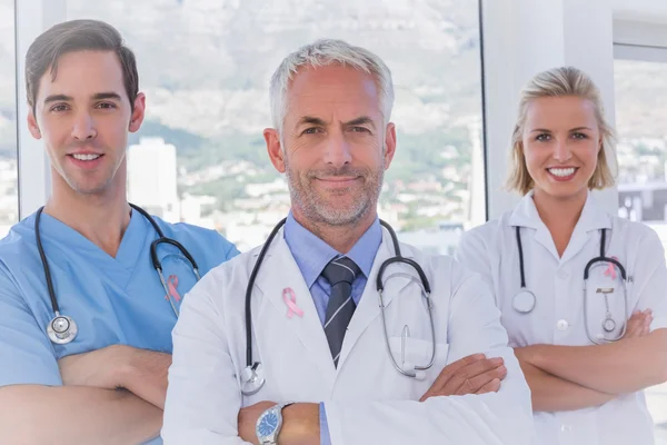 Sammansatt bild av gruppen av läkare och sjuksköterskor står tillsammans — Stockfoto