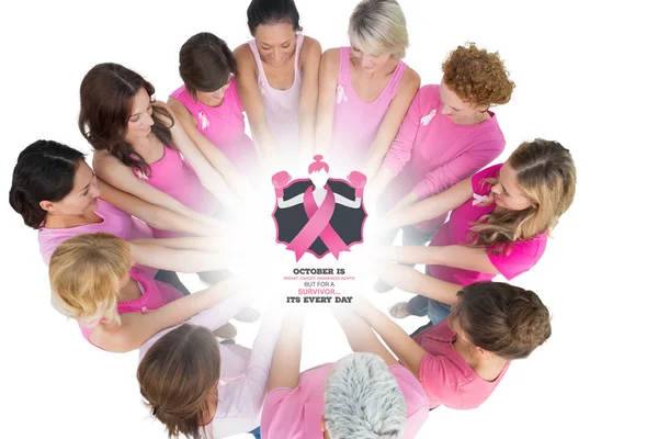Mulheres alegres se juntaram em um círculo vestindo rosa — Fotografia de Stock