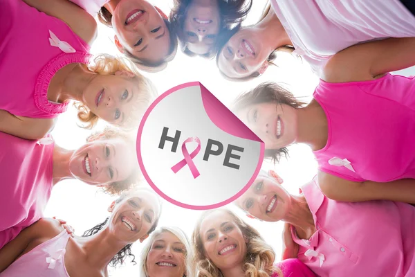 Veselé ženy v kruhu na sobě růžové pro rakovinu prsu — Stock fotografie