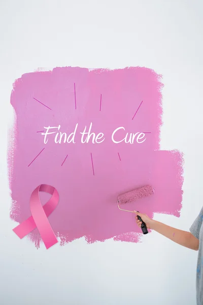 Zusammengesetztes Bild einer Frau, die ihre Wand rosa anmalt — Stockfoto