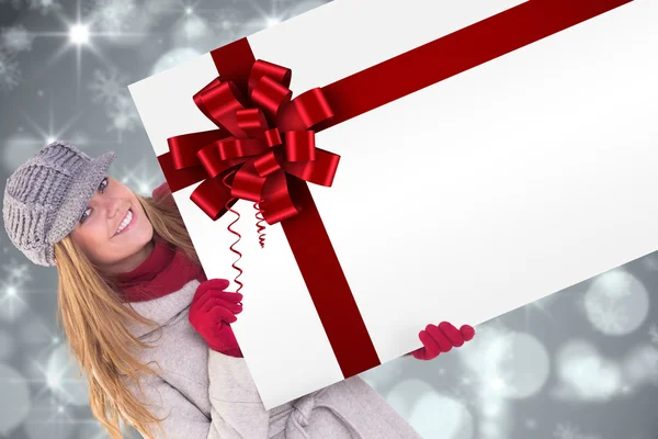 Šťastný blondýna v zimní oblečení zobrazení karta — Stock fotografie