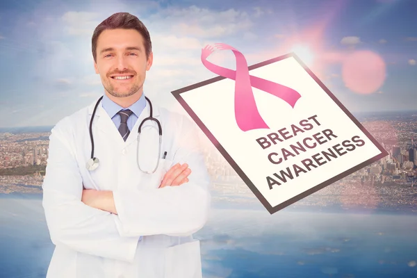 Médico com mensagem de conscientização de câncer de mama — Fotografia de Stock