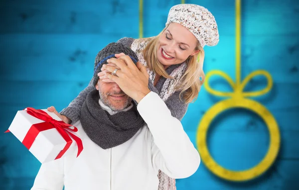 Happy winter couple with gift — Stock Photo, Image