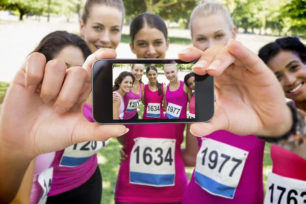 Imagem composta de mão segurando smartphone mostrando — Fotografia de Stock