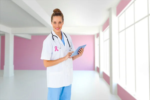 Bild einer hübschen Krankenschwester mit Tablet-PC — Stockfoto