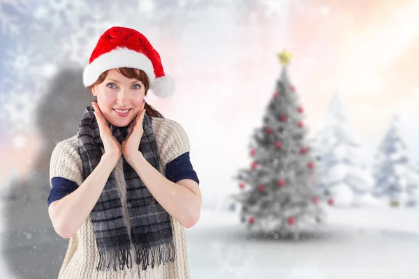 Femme souriante portant le chapeau de Père Noël — Photo