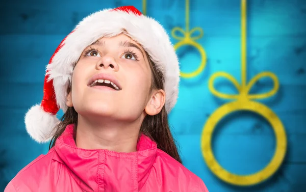 Niña festiva mirando sorprendida — Foto de Stock