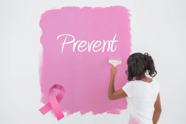 Složený obraz mladé ženy, malování zdi v růžové — Stock fotografie
