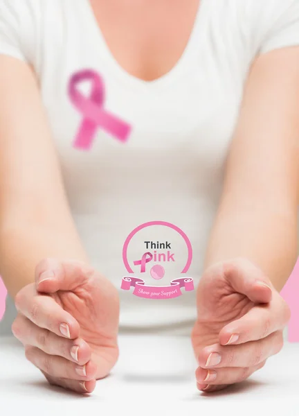 Vrouw presenteren borst kanker bewustzijn bericht — Stockfoto
