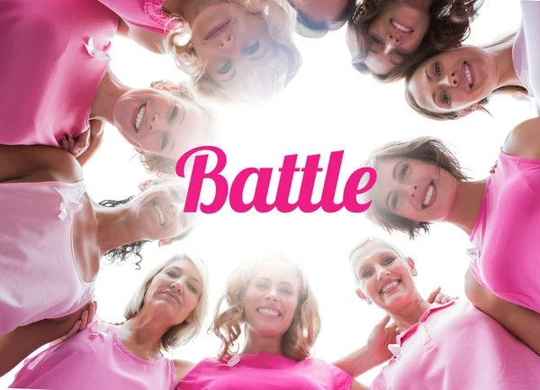 Šťastné ženy, usmíval se v kruhu na sobě růžové pro rakovinu prsu — Stock fotografie
