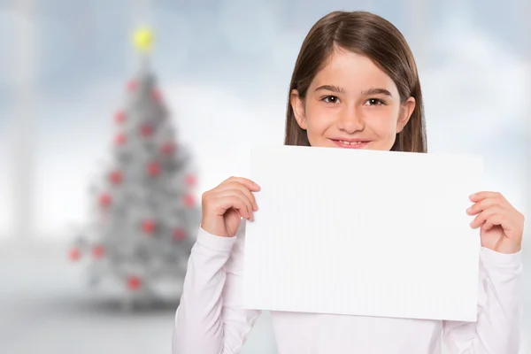 Imagen compuesta de linda niña mostrando la tarjeta — Foto de Stock