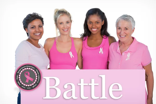Mujeres sonrientes con tops rosas y cáncer de mama — Foto de Stock