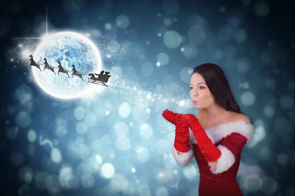Noel Baba kıyafeti üfleme içinde güzel bir kız — Stok fotoğraf