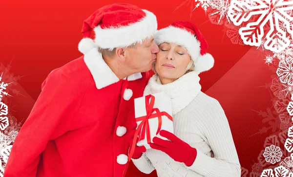 Zusammengesetztes Bild eines festlich erwachsenen Paares mit Geschenk — Stockfoto