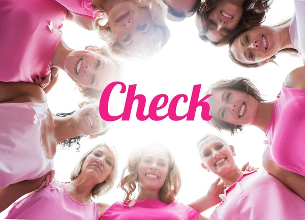 Glückliche Frauen lächeln im Kreis und tragen rosa für Brustkrebs — Stockfoto