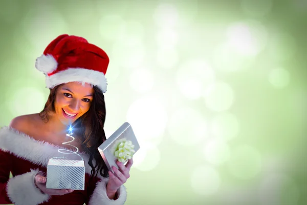 Sexy santa girl otevření dar — Stock fotografie
