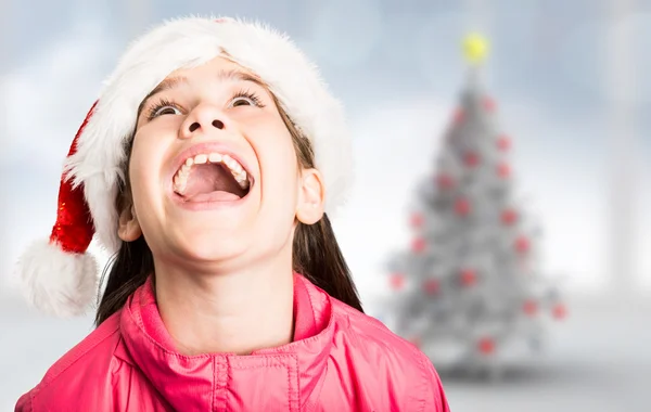 Композитный образ праздничной маленькой девочки, выглядящей удивленной — стоковое фото