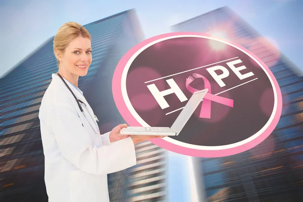 Läkare med breast cancer awareness meddelande — Stockfoto