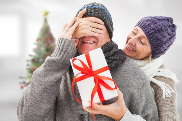 Volwassen vrouw partner met cadeau verrassend — Stockfoto