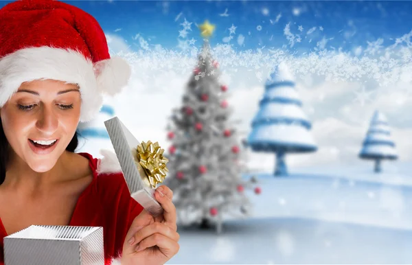 Lächelnde Frau öffnet Weihnachtsgeschenk — Stockfoto