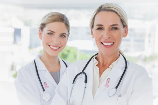 Композитний образ блондинки-лікарі, що стоять разом — стокове фото