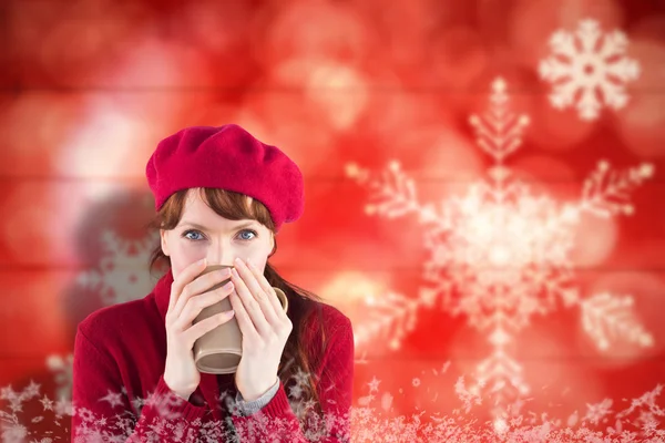 Immagine composita di donna che beve da una tazza — Foto Stock