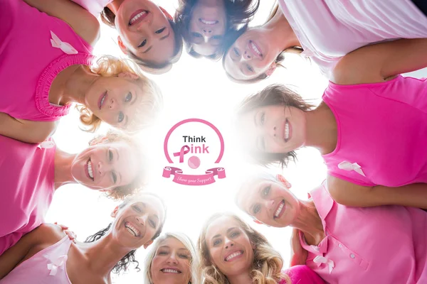 Mujeres alegres en círculo usando rosa para el cáncer de mama — Foto de Stock