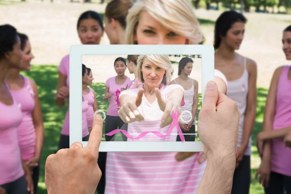 Zusammengesetztes Bild eines Tablet-PCs in der Hand — Stockfoto