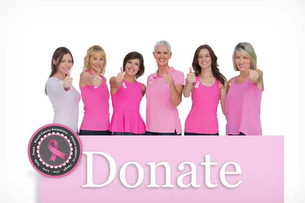 Mujeres positivas posando con top rosa — Foto de Stock